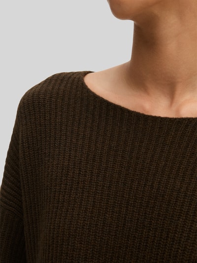 Frauenmodel trägt Relaxed Fit Pullover aus Schurwoll-Mix von Marc O'Polo in Dunkelbraun, grob gestrickte Textur, Nahaufnahme Oberkörper, Damen Pullover von Marc O'Polo.