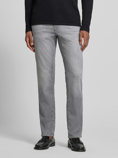 Männermodel trägt Jeans mit Eingrifftaschen Modell 'Chuck' von BRAX in Grau, Baumwoll-Elasthan-Mix, Slim-Fit, Ganzkörperansicht von vorne. Bundweite 43 cm, Innenbeinlänge 81 cm bei Größe 32/32.
