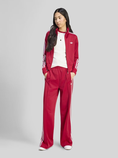 adidas Originals Spodnie dresowe o kroju loose fit z paskami w kontrastowym kolorze Czerwony 1