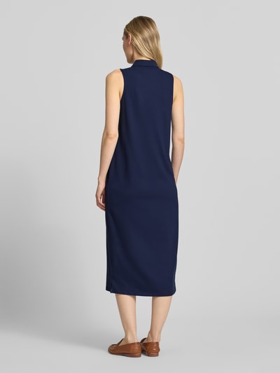 Frauenmodel trägt Figurumspielendes Polokleid aus Baumwoll-Mix von Polo Ralph Lauren, Optik: Unifarben, Midi-Länge, Piqué, Ganzkörperansicht Rückansicht.