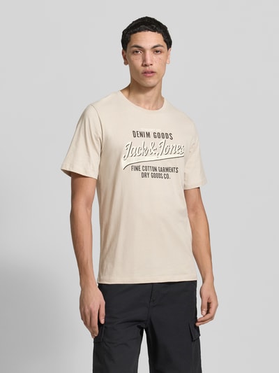 Mannelijk model draagt T-shirt met Label-Print in 3-pack model 'ETHAN' van Jack & Jones, katoen, rechte fit, ronde hals, frontaanzicht, bovenlichaam close-up