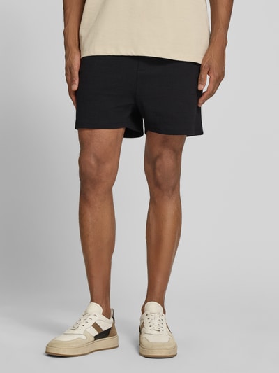 Männermodel trägt Regular Fit Shorts aus Baumwoll-Mix Modell 'FILIP' von Strellson, unifarben, Jacquard-Struktur, Nahaufnahme Oberschenkel.