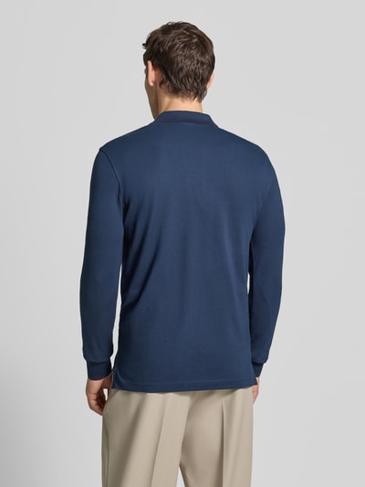 Männermodel trägt Slim Fit Poloshirt mit Reißverschluss van Christian Berg Men in donkerblauw, puur katoen, shirt met lange mouwen, ruglengte maat M 75 cm, Ganzkörperansicht Rückansicht.