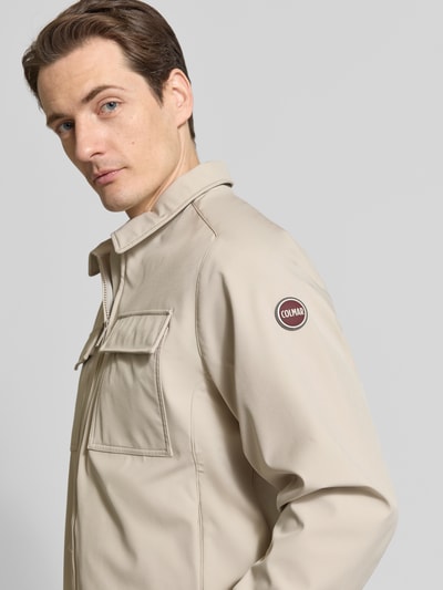 Männermodel trägt Regular Fit Hemdjacke mit Umlegekragen von Colmar Originals in Beige, elastischer Material-Mix, Nahaufnahme Oberkörper.