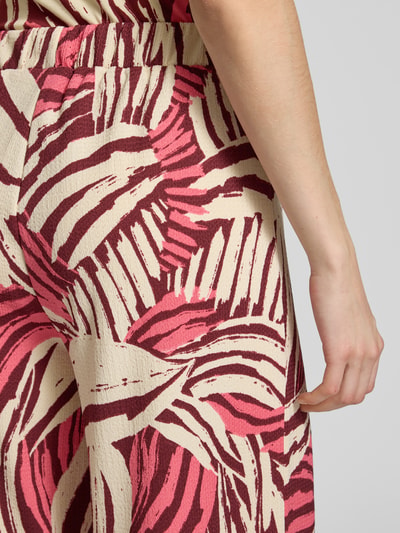 Kobieta nosi Relaxed Fit Culotte in strukturierter Optik von s.Oliver RED LABEL, wzór strukturalny, tkanina jersey, zbliżenie ręki