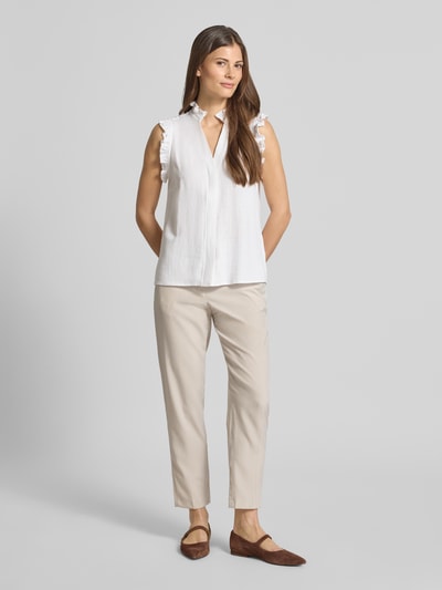 Kobiece modelka nosi Regular Fit Blusentop mit Leinen-Anteil Modell 'VIVA' von Selected Femme, efekt: jednolity kolor, krój regular fit, kształt kołnierza: stójka z falbanami, dekolt: dekolt w serek, zapięcie: ukryta listwa guzikowa, rękaw: bez rękawów, falbany na ramionach, jasny materiał, gładka faktura, Ganzkörperansicht von vorne.