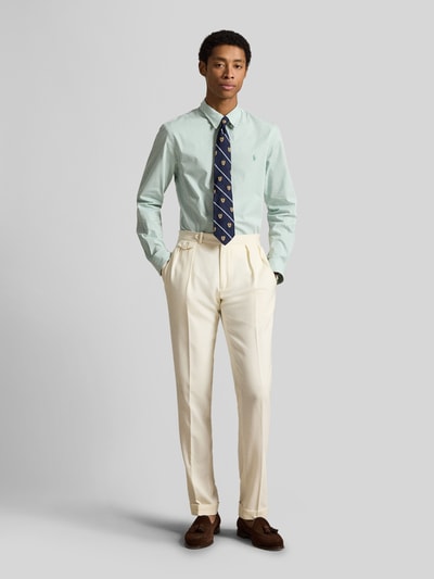 Männermodel trägt Slim Fit Freizeithemd aus Baumwoll-Mix von Polo Ralph Lauren, Optik:Allover-Muster, gestreift, Ganzkörperansicht von vorne.