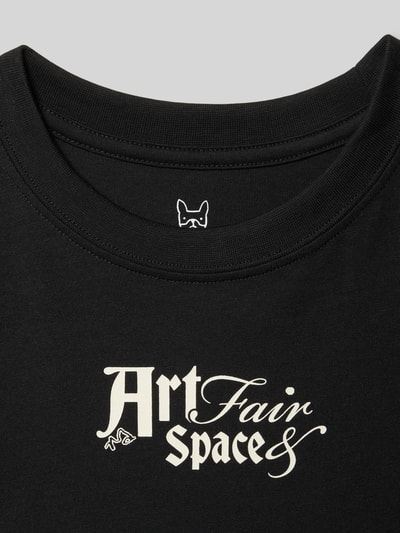 Produktfoto, schwarzes T-Shirt mit beigem Motiv-Print, reine Baumwolle, gerader Schnitt, Rundhalsausschnitt, T-Shirt mit Motiv-Print von Jack & Jones, Kindergröße 140, Rückenlänge 54 cm, glatte Textur