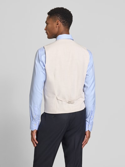 Mężczyznamodel nosi Regular Fit Weste mit Viskose-Anteil von HECHTER PARIS, jasnobeżowe odcienie, gładkie faktury, krój regular fit, klasyczna elegancja, widok całej sylwetki z tyłu.