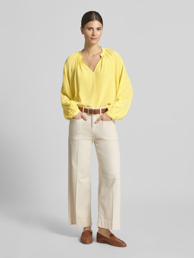 Modelka kobieca nosi Regular Fit Bluse mit V-Ausschnitt von HERZENS, kolor żółty, tkanina płynąca, przód, ujęcie całej sylwetki