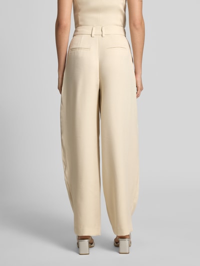 Vrouwenmodel draagt Wide Leg Pants met biezen model 'Esteriane' van MSCH Copenhagen in beige, viscosemix, Franse steekzakken, detailopname van achteren