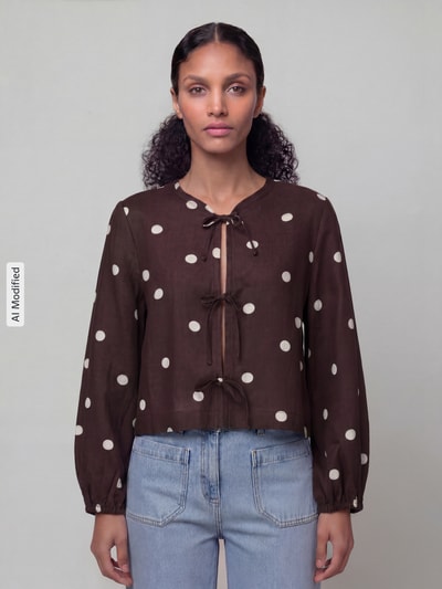 Frauenmodel trägt Regular Fit Bluse mit Zierschleifen von Jake*s Casual, braun mit weißen Punkten, Leinen-Viskose-Mix, Nahaufnahme Oberkörper.