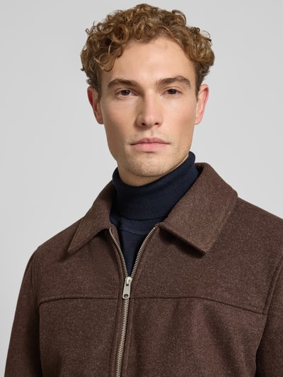 Männermodel trägt Regular Fit Jacke mit Viskose-Anteil von MCNEAL in Braun, Reißverschluss, Umlegekragen, Nahaufnahme Oberkörper.