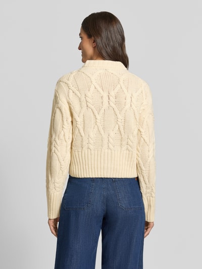 Frauenmodel trägt Cardigan mit Zopfmuster Modell 'MAGLE' von Cph Muse in Creme, Baumwoll-Mix, Regular Fit, Rückansicht, Ganzkörperansicht.