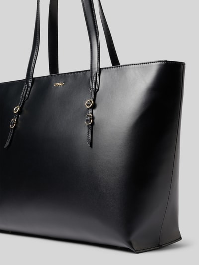 Produktfoto, Shopper in Lederoptik Modell 'SYNDRA_SHOPPER' von HUGO in Schwarz, unifarben, mit Metall-Label und Reißverschluss, Detailaufnahme