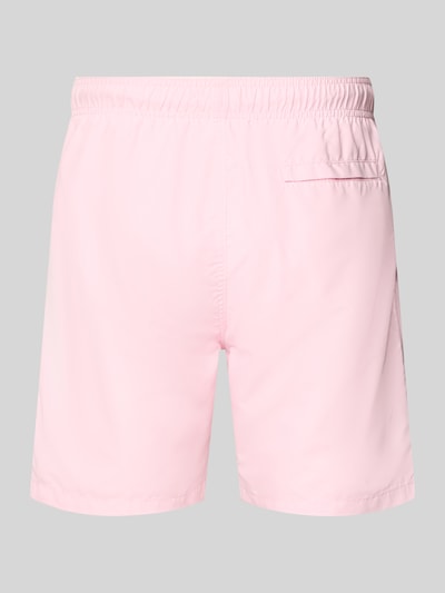 Produktfoto, hellrosa Badehose mit Label-Patch Modell 'Mike' von Shiwi, Herren Loose-Fit mit elastischem Bund, Kordelzug und Gesäßleistentasche
