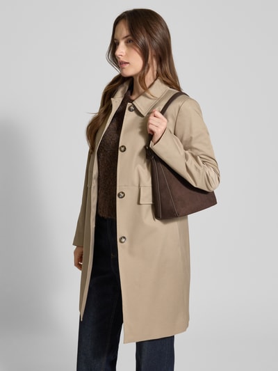 Frauenmodel trägt Shoulder Bag aus echtem Rindsleder Modell 'IGOR' von Mango in Dunkelbraun, glatte Textur, ganzkörperansicht von vorne. Echtes Rindsleder, Magnetverschluss, verstellbarer Schulterriemen, Größe 23x21x11 cm, Riemenlänge 52 cm.