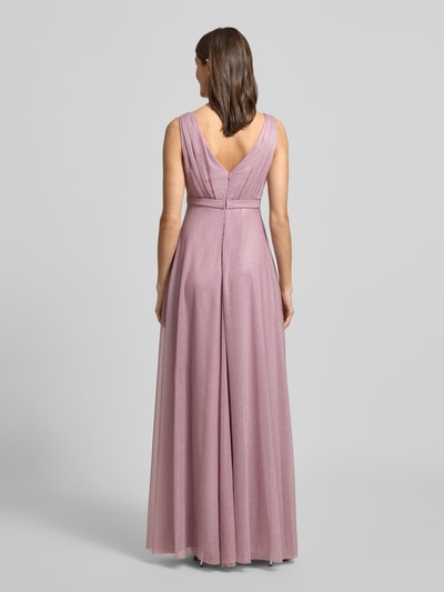 Modelka kobieca nosi Regular Fit Abendkleid mit Glitzer-Mesh od TROYDEN COLLECTION, kolor różowy, tkanina z połyskiem, krój regular fit, dekolt w serek, taliowany, bez rękawów, długość tyłu 136 cm w rozmiarze 36, szerokość w rozmiarze 36: 37 cm, tekstura plisowana, widok całej sylwetki z tyłu.