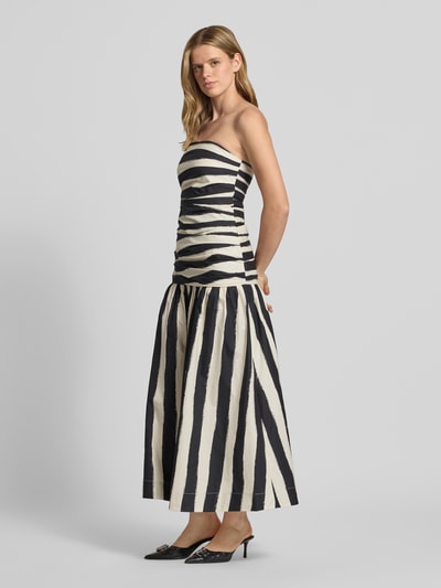 Frauenmodel trägt figurbetontes Damen Midikleid in Bandeau-Form Modell 'LISA' von Topshop, Schwarz und Weiß, Reine Baumwolle, Ganzkörperansicht von vorne.