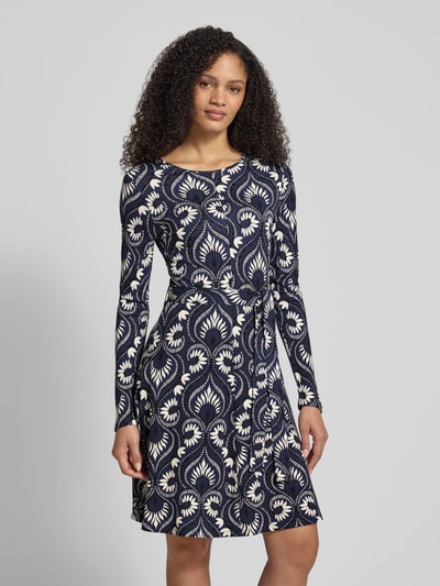 Modelka damska nosi tailliertes Freizeitkleid aus Viskose-Mix Modell 'SAVANA' od Weekend Max Mara z nadrukiem allover, długość midi, dekolt okrągły, pasek w talii, długie rękawy, tkanina jersey, widok całej sylwetki z przodu.