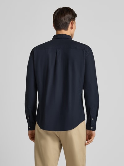 Männermodel trägt dunkelblaues Freizeithemd mit Knopfleiste von MCNEAL aus reiner Baumwolle, Regular-Fit, Rückenlänge 75 cm, Ganzkörperansicht Rückansicht.