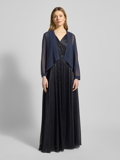 Modelka nosi Kurtka aus Chiffon in offener Passform von Vera Mont, półprzezroczysty materiał, krój luźny, długość tyłu w rozmiarze 36: 46 cm, widok całej sylwetki z przodu.