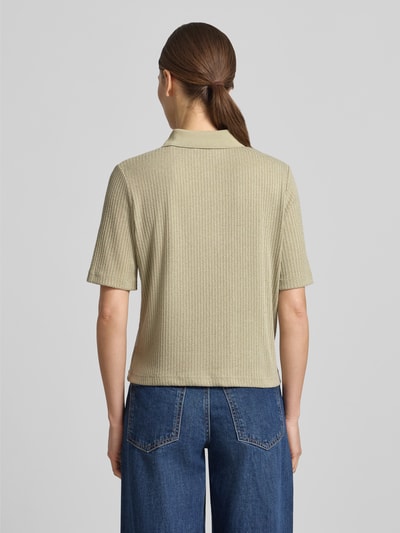 Frauenmodel trägt Regular Fit Poloshirt mit durchgehender Knopfleiste von OPUS, Viskose-Mix mit Stretch-Anteil, Modell 'Somelly', Rückenlänge 54 cm, beige mit feiner Rippenstruktur, Ganzkörperansicht Rückansicht.