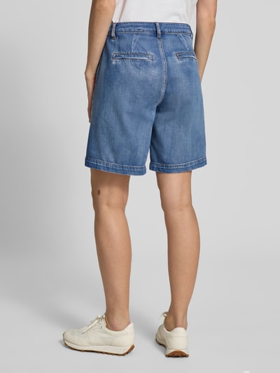 Frauenmodel trägt Jeansshorts mit Eingrifftaschen Modell 'Kamma' von My Essential Wardrobe, Reine Baumwolle, Relaxed-Fit, mittleres Blau, Ganzkörperansicht Rückansicht, Bundweite bei Größe 36: 39 cm, Innenbeinlänge bei Größe 36: 22 cm