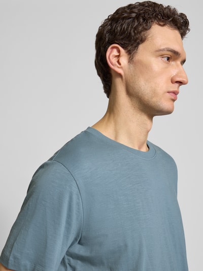 Männermodel trägt Regular Fit T-Shirt aus reiner Baumwolle Modell 'HASPEN' von SELECTED HOMME in Melange-Optik, Nahaufnahme Oberkörper.
