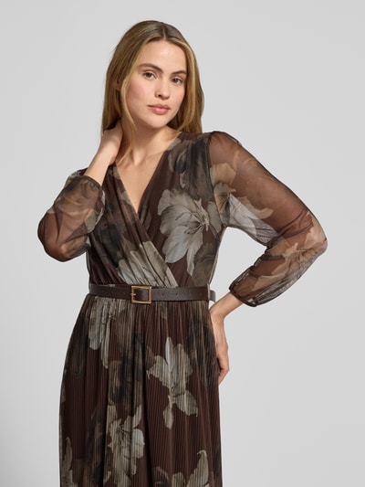 Modelka kobieca nosi Midikleid mit Gürtel Modell 'La44rinaa' od ZABAIONE, materiał z domieszką stretchu, plisy, kwiatowy wzór, widok na górną część ciała z przodu.