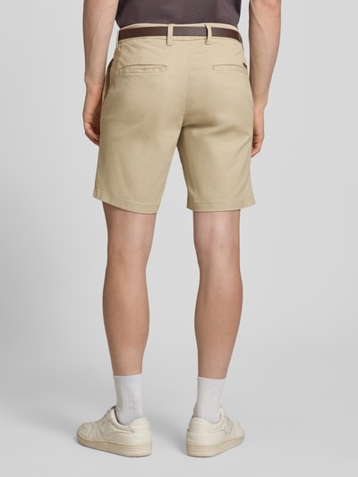 Männermodel trägt Straight Fit Shorts mit abnehmbarem Gürtel Modell 'Adam' von Jack & Jones aus Baumwoll-Mix, Ganzkörperansicht Rückansicht. Herren Shorts mit Eingriff- und Gesäßtaschen, Knopf- und Reißverschluss, Bundweite 40 cm, Innenbeinlänge 19 cm.