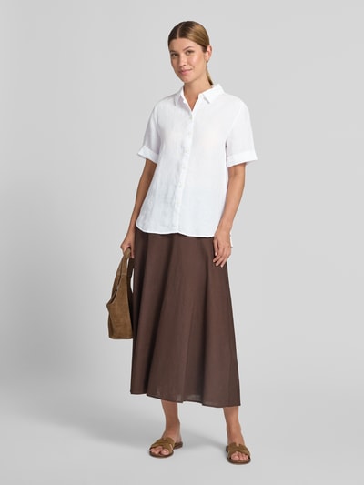 Frauenmodel trägt Regular Fit Bluse aus reinem Leinen von Marc O'Polo, unifarben weiß, kurzer Arm, Leinenstruktur, Ganzkörperansicht von vorne.