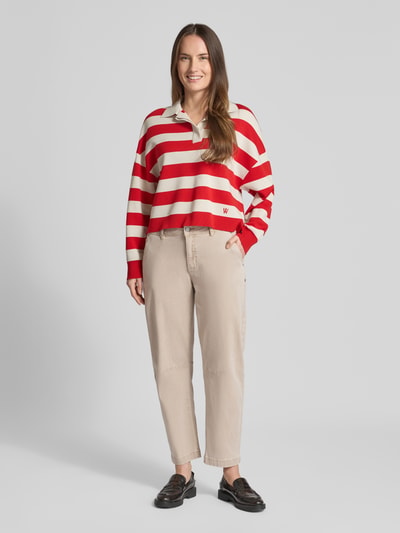 Frauenmodel trägt Jeans mit Gesäßtaschen von Buena Vista in Beige, lockerer Schnitt, Lyocell-Baumwoll-Mix, Ganzkörperansicht von vorne.
