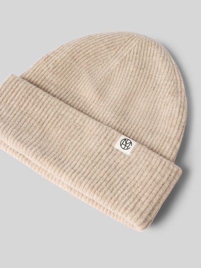 Produktfoto, Mütze aus reiner Wolle Modell 'LOWEE ICON' von MSCH Copenhagen in beige, Strick-Optik, breiter Umschlag, Label-Patch.