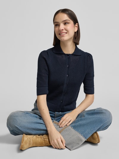 Frauenmodel trägt Strickjacke mit Polokragen und 1/2-Arm von Lanius in Dunkelblau, Reine Baumwolle, Regular-Fit, Knopfleiste, Nahaufnahme Oberkörper.