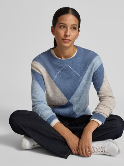 Modelka kobieca nosi Pullover aus Wolle Alpaka-Mix von S. OLIVER BLACK LABEL, wzór argyle, wielokolorowy, okrągły dekolt, długi rękaw, widok całej sylwetki z przodu