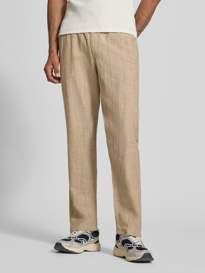 Männermodel trägt Relaxed Fit Hose aus Baumwoll-Leinen-Mix Modell 'KANE' von Jack & Jones in Beige, elastischer Bund, Nahaufnahme Oberkörper, Herren Hose, Tunnelzug, Gesäßtasche, strukturierte Oberfläche, Kontext: Bundweite 41 cm, Innenbeinlänge 77 cm.