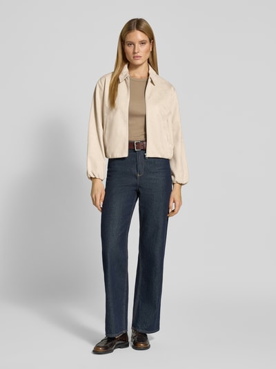 Modelka nosi Jacke in Leder-Optik mit Eingrifftaschen Modell 'DUVA' von FREE/QUENT, beżowy kolor, krój regular fit, materiał z domieszką stretchu, długość tyłu w rozmiarze S: 53 cm, szerokość ramion w rozmiarze S: 46 cm, szerokość klatki piersiowej w rozmiarze S: 52 cm, długość rękawa w rozmiarze S: 55 cm, widok całej sylwetki z przodu.
