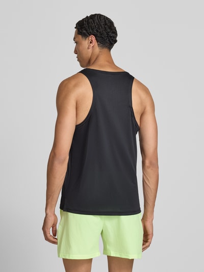 Männermodel trägt Tanktop mit Logo und Rundhalsausschnitt von New Balance, Regular-Fit, Rückenlänge bei Größe M 66 cm, Ganzkörperansicht Rückansicht