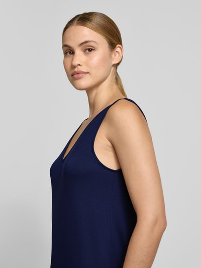 Frauenmodel trägt Slim Fit Freizeitkleid aus Viskose-Mix von Armedangels in Optik: Unifarben, Jersey-Material, Nahaufnahme Oberkörper.