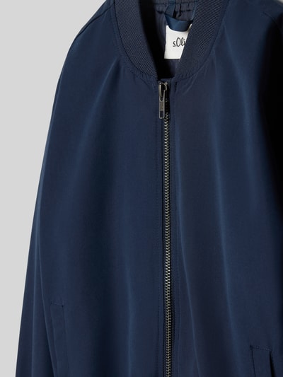Productfoto, Regular Fit Blouson met ritssluiting van s.Oliver RED LABEL in effen donkerblauw, collegekraag, zijinsteekzakken, elastische boorden.