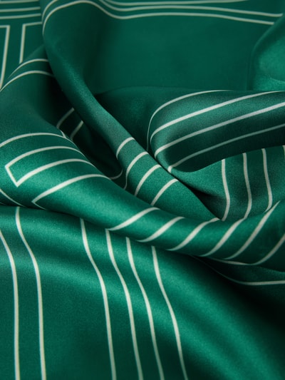 Produktfoto, Bandana im Allover-Look von Jake*s Casual aus grünem Satin mit weißen Linien, quadratisch, eingefasste Abschlüsse, Nahaufnahme Textur