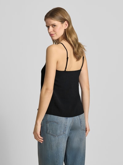 Vrouwenmodel draagt Relaxed Fit Blusentop met Spitzenbesatz model 'TIFFANY' van Pieces, look: effen, pasvorm: relaxed fit, V-hals, applicatie: met kant, model met verstelbare spaghettibandjes, materiaalverwerking: crêpe. Ganzkörperansicht Rückansicht.