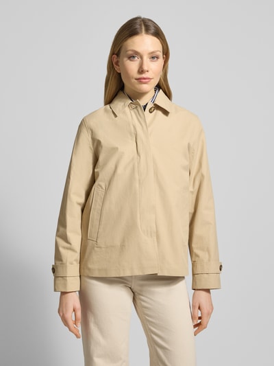 Frauenmodel trägt Jacke mit Eingrifftaschen und Ärmelriegeln von Gant in Beige, Baumwoll-Mix, Knopfverschluss, Ganzkörperansicht von vorne.