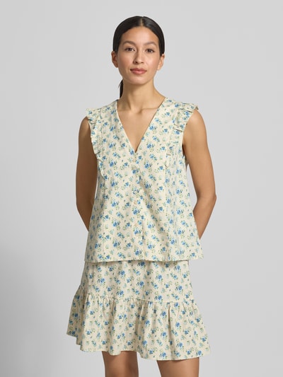 Frauenmodel trägt Regular Fit Bluse aus Leinen-Mix mit Viskose-Anteil von MSCH Copenhagen, floraler Allover-Print, Rüschenbesatz, Ärmelloses-Design, Modell 'Solfried', Rückenlänge bei Größe S 57 cm, Ganzkörperansicht von vorne.