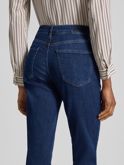 Frauenmodel trägt Slim Fit Jeans mit Eingrifftaschen von Rich & Royal aus dunkelblauem Baumwoll-Mix, Detailaufnahme Rückansicht.