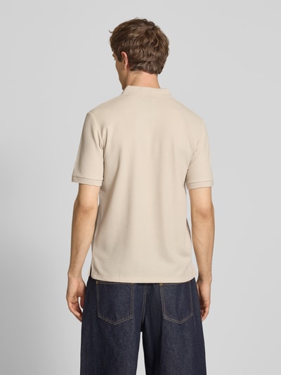 Männermodel trägt Regular Fit Poloshirt mit ritsluiting model 'AUSTIN' van Jack & Jones, katoenmix, structuurpatroon, ruglengte 69 cm, Ganzkörperansicht Rückansicht.