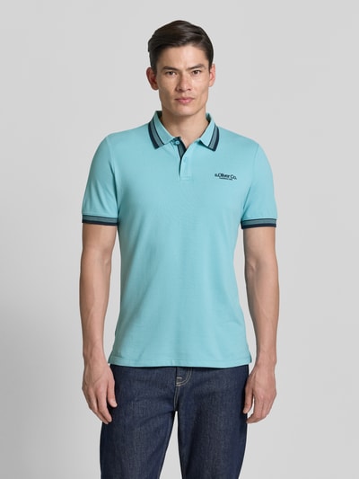 Männermodel trägt Regular Fit Poloshirt aus Baumwoll-Mix von s.Oliver RED LABEL, Optik: Unifarben, Kurzarm, Label-Print, Piqué, Ganzkörperansicht von vorne.