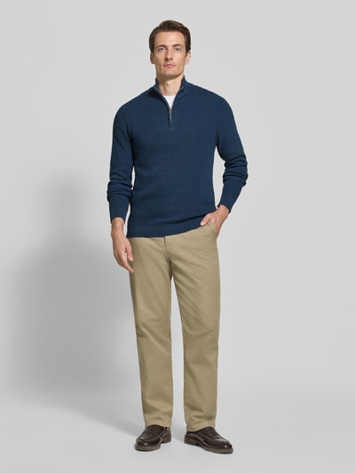 Mannelijk model draagt Slim Fit Troyer uit katoenmix van Matinique in blauw, met schipperskraag, geribde band, met lange mouwen, geheel lichaamsaanzicht van voren.