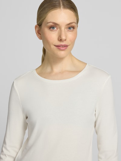 Vrouwenmodel draagt Slim Fit Longsleeve uit puur katoen van Christian Berg Woman in gebroken wit, ronde hals, dames shirt met lange mouwen, getailleerde pasvorm, ruglengte maat S 59 cm, close-up bovenlichaam.